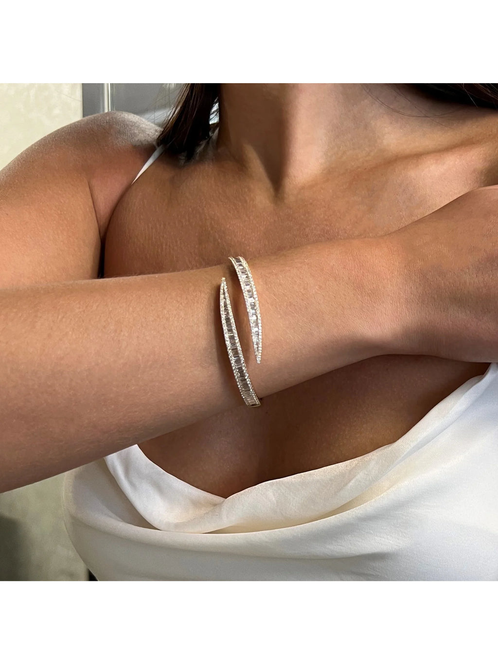 18K White Gold Diamond Bangle Bracelet V3268