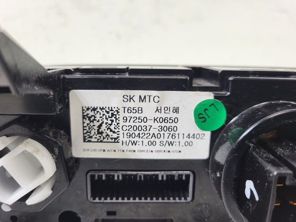Pre-Owned Kia Soul A/C Heat Temperature Control Unit D707