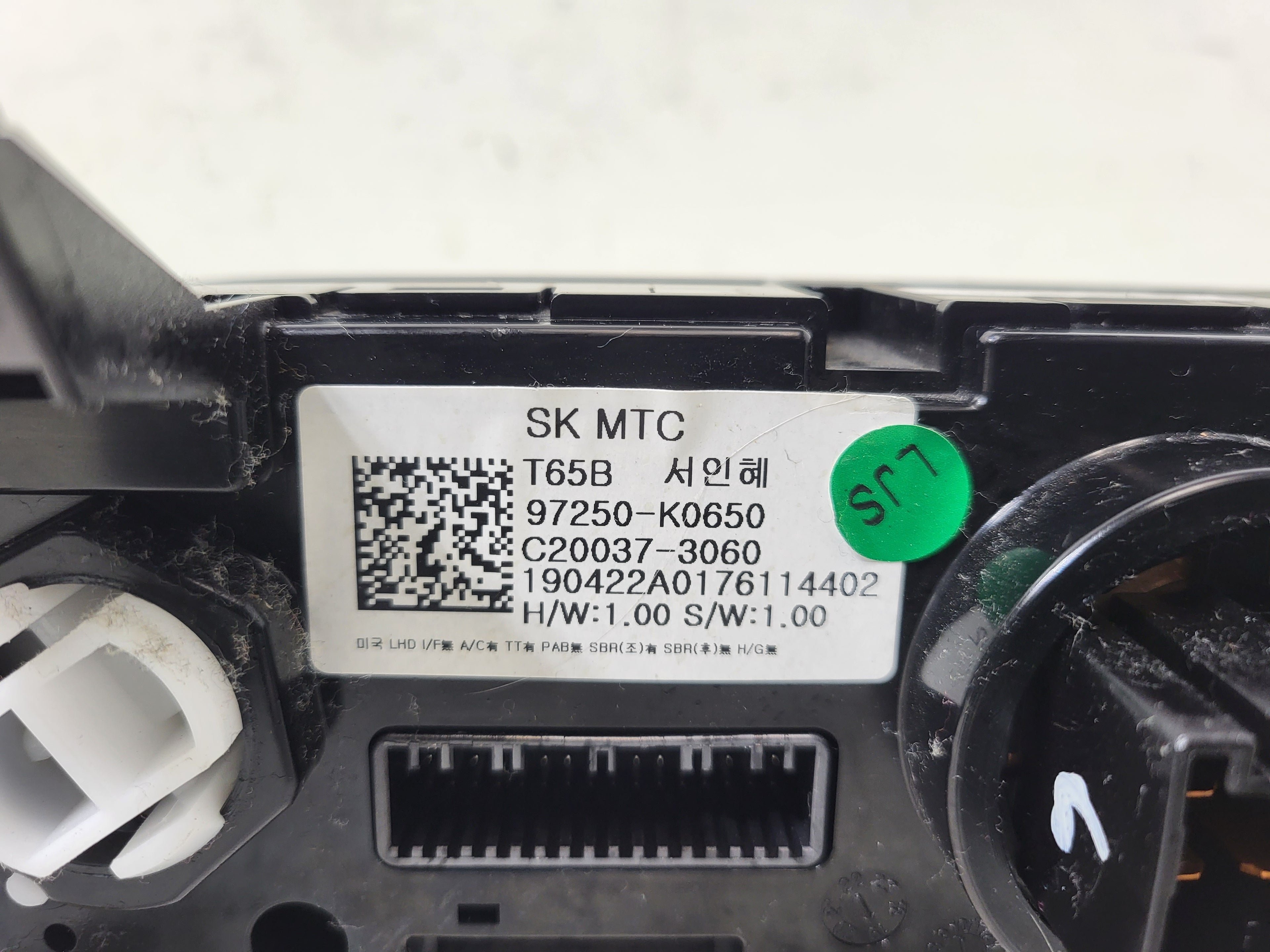 Pre-Owned Kia Soul A/C Heat Temperature Control Unit D707