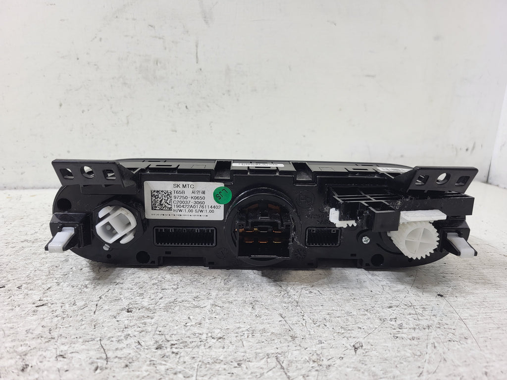 Pre-Owned Kia Soul A/C Heat Temperature Control Unit D707
