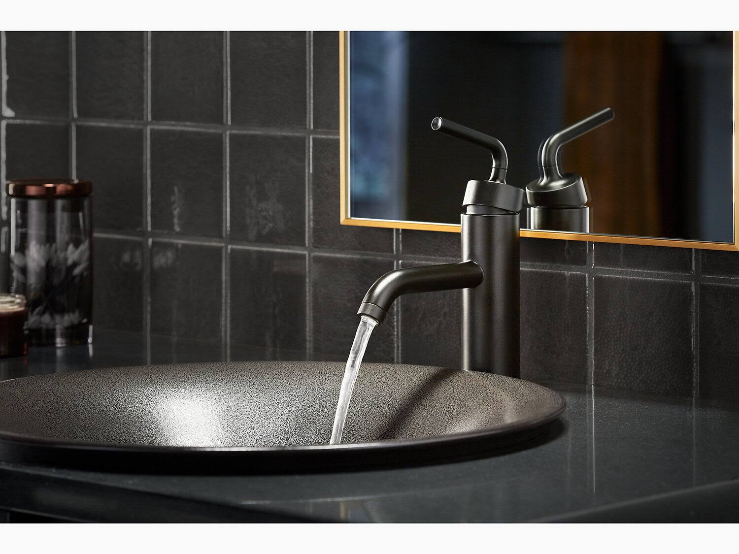 Single-Handle Bathroom Sink Faucet with Straight Lever Handle N702